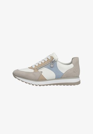 Zapatillas en blanco, beige y azul claro, con acabado en ante, cierre de cordones, cremallera lateral y diseño de suela texturizada.