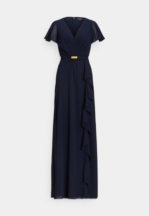 Navy maxikjole med wrap-design, flagrende ærmer, et gyldent bælte som accent og sidelommer med flæser, lavet af et letvægtsstof.