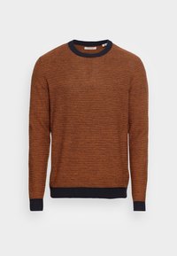 Randig tröja i orange och marinblått med rund hals, mjuk textur, ribbade ärmslut och nederkant. Tillverkad av lätt stickad tyg.