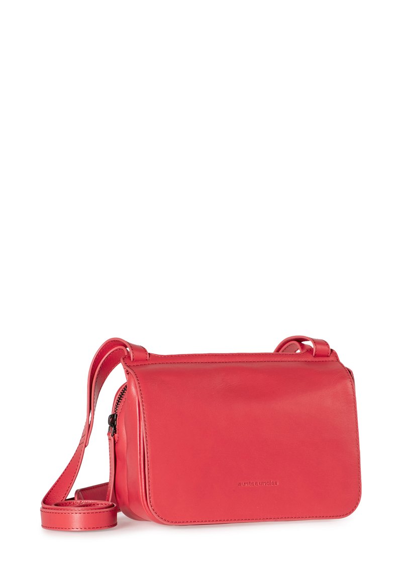 Rote Leder-Crossbody-Tasche mit glatter Textur, rechteckiger Form, Reißverschluss und verstellbarem Tragegurt. Mit subtiler Markenkennzeichnung auf der Vorderseite.