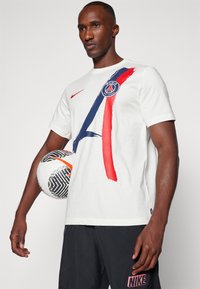 Nike Performance PARIS ST GERMAIN NIKE ICONIC AWAY TEE - Majica kratkih rukava s printom - sail