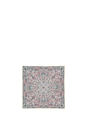 Vierkante zijden sjaal met een paisley ontwerp in teal, roze en wit met ingewikkelde patronen en een smalle beige rand.