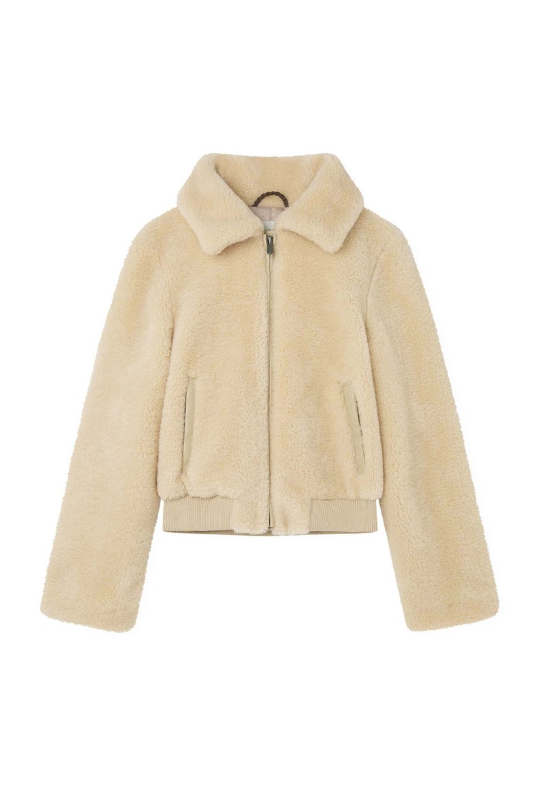 Chaqueta de pelo sintético beige con cuello clásico, cierre frontal y cintura elástica. Cuenta con bolsillos laterales y ribetes y puños acanalados.