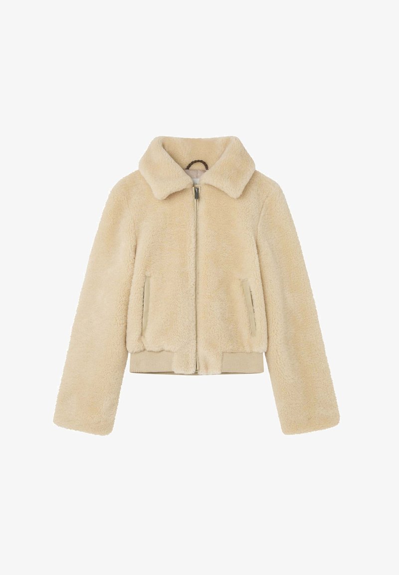 Chaqueta de pelo sintético beige con cuello clásico, cierre frontal y cintura elástica. Cuenta con bolsillos laterales y ribetes y puños acanalados.