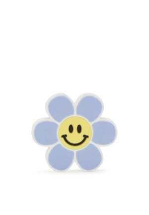 Smilende ansigt i midten af en blå seksbladet blomst med en hvid kant på en hvid baggrund.