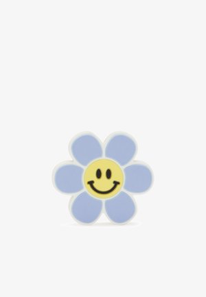 Smilende ansigt i midten af en blå seksbladet blomst med en hvid kant på en hvid baggrund.