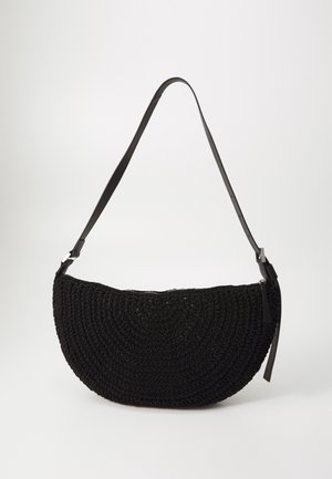 Czarna pleciona torba na ramię w kształcie półksiężyca z regulowanym skórzanym paskiem i zamkiem błyskawicznym u góry, prezentowana na jednolitym tle.