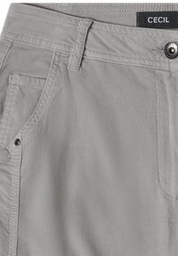 Pantalon gris clair avec poches avant, passants de ceinture, fermeture par bouton métallique et étiquette de marque noire CECIL à l’intérieur de la ceinture.