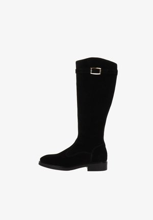 Czarne zamszowe wysokie botki do kolan z małym prostokątnym zapięciem na kostce i zaokrąglonym noskiem. Gładka faktura i niski blokowy obcas.