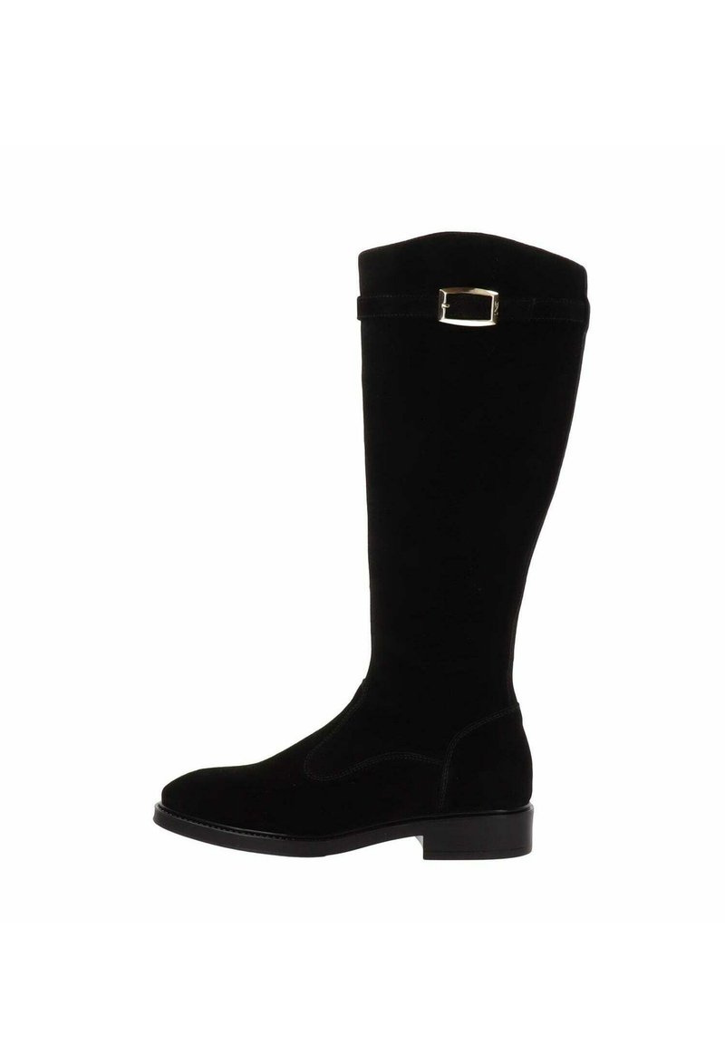 Schwarze Wildleder-Kniehohe Stiefel mit einer kleinen rechteckigen Schnalle am Knöchel und einer abgerundeten Zehe. Glatte Textur und niedriger Blockabsatz.