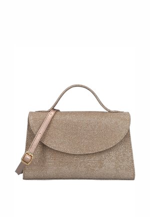 Rechthoekige beige geweven handtas met een gebogen klep, bovenste handvat en verstelbare schouderband met een gouden gesp.