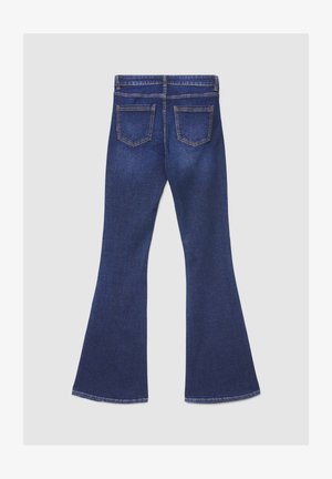Jeans a zampa di un blu scuro con una texture liscia, cinque tasche e cuciture visibili lungo le cuciture e la cinta in vita.
