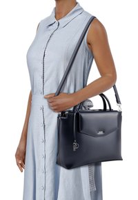 Schwarze Lederhandtasche mit strukturierter, rechteckiger Form, zwei oberen Griffen und einem abnehmbaren Schulterriemen. Verfügt über ein Metall-Logodetail.