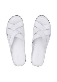 Witte schuifsandalen met een kruisriemontwerp van glad synthetisch materiaal. De zool is plat met een minimalistische stijl.