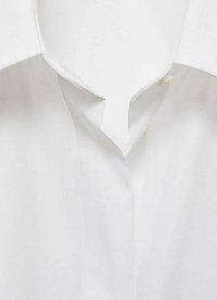 Witte blouse met een puntige kraag en een V-halsopening, gemaakt van gladde katoenstof en met nette stiksels langs de randen.