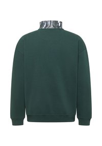 Donkergroene sweatshirt met een geribbelde structuur, voorzien van een hoge kraag in een contrasterend grijs-zwart patroon. Eenvoudig, losvallend model.