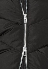 Czarna kurtka puchowa z suwakiem w kolorze srebrnym, pikowanym wzorem z ukośnym przeszyciem oraz gładką, matową teksturą.