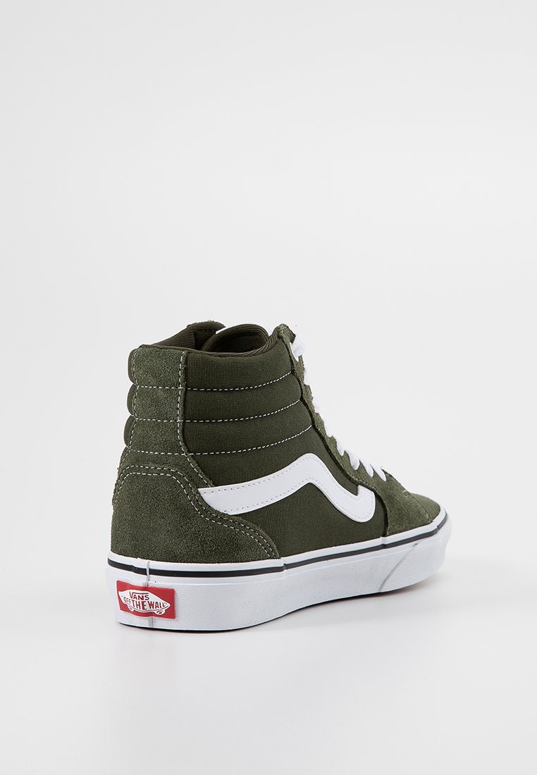 Hochformatige Sneaker aus olivgrünem Wildleder mit weißen Akzenten. Verfügt über einen gepolsterten Kragen, weißen Seitenstreifen und ein rotes Logo an der Ferse.