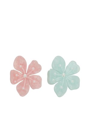 Florale Haarspangen; eine pink und eine hellblau, beide aus glänzendem Material mit perlenähnlichen Akzenten in der Mitte und fünf blütenblattförmigen Teilen.