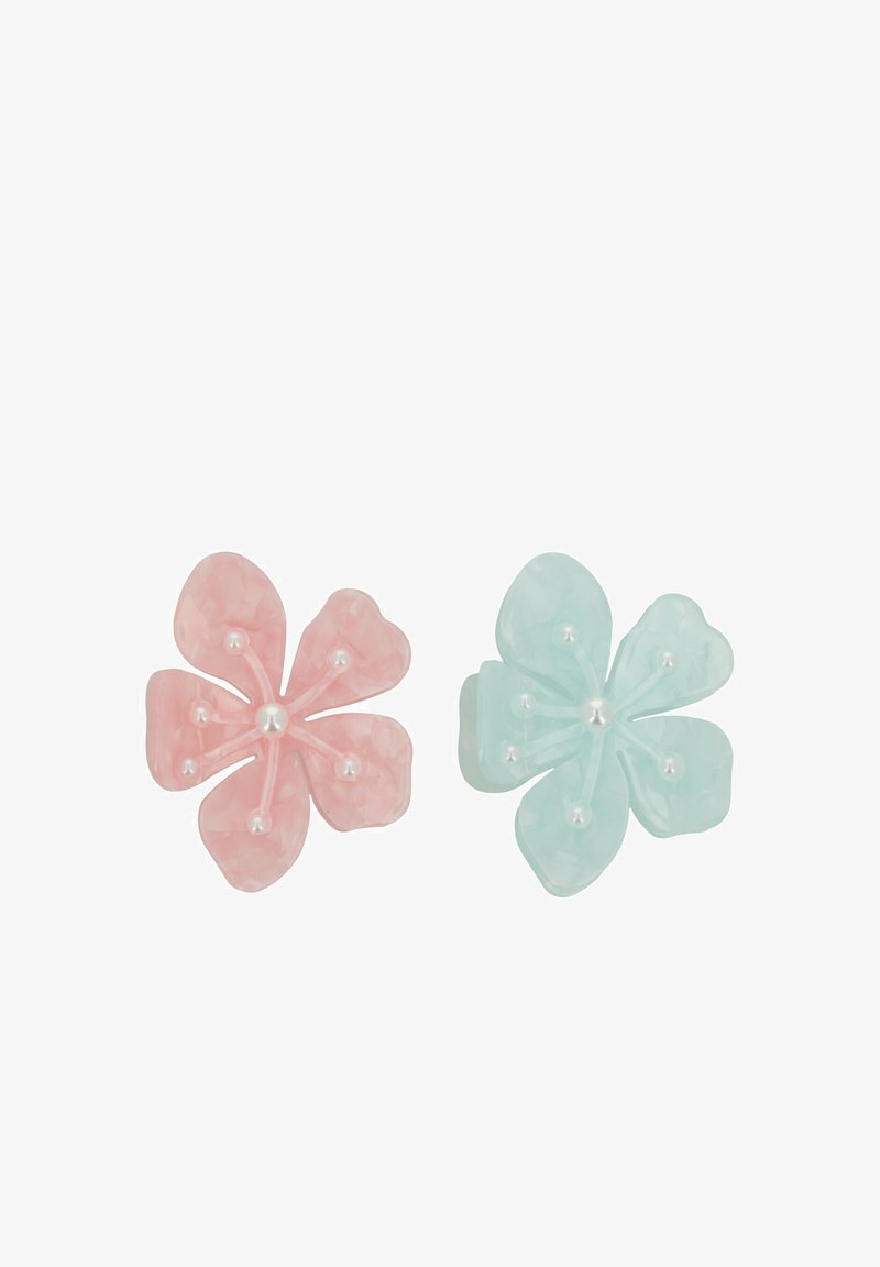Épingles à cheveux florales ; une rose et une bleu clair, toutes deux en matériau brillant avec des accents perle au centre et cinq formes de pétales.