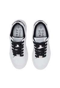 Bílé tenisky s hladkým syntetickým svrškem, černými tkaničkami a kulatou špičkou. Obsahují stříbrné akcenty a vnitřní označení.