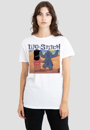 Weißes Baumwoll-T-Shirt mit einem Grafikdesign von Lilo und Stitch, in lebendigen Farben, einer Strand-Szene und dem Titel "Lilo & Stitch" darüber.