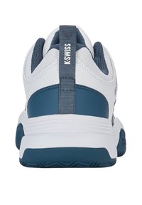 Sneaker K-Swiss blanc et bleu vu de l'arrière, montrant la semelle texturée, le col rembourré et la languette de tirage avec la marque.