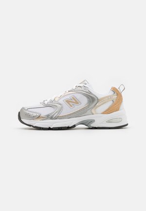 MR530 UNISEX - Matalavartiset tennarit - munshell white/gold metallic
