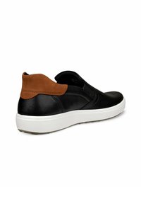 Schwarzer Leder-Schlüpfschuh mit braunen Wildlederakzenten an der Ferse und weißer Gummisohle. Verfügt über elastische Seitenpaneele für ein einfaches Anziehen.