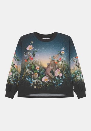 Bluza z nadrukiem nocnego nieba i zachodu słońca, na którym znajdują się króliki, kwiaty, motyle i mysz w dokładnej, naturalnej scenerii.