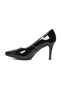 Zapato de tacón alto de charol negro con punta afilada y tacón delgado, con un acabado suave y brillante y un diseño minimalista.