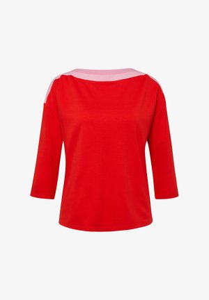 Rode dames top met driekwart mouwen en brede roze halsband, weergegeven op een witte achtergrond.