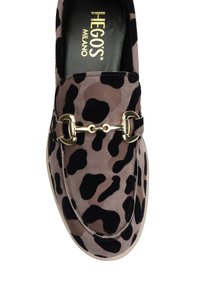 Lśniące mokasyny w panterkę z zamszu w kolorze brązowym i czarnym, z złotym łańcuszkiem na przodzie, o zaokrąglonym nosku i niskiej podeszwie.