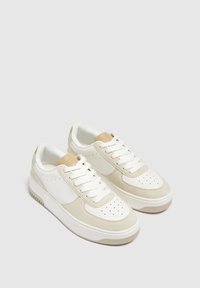 Białe sneakersy o gładkim designie z naturalnej skóry i zamszu. Okrąły czubek, płaskie sznurowadła i jasnobeżowe akcenty na języku i pięcie. Teksturowana podeszwa.