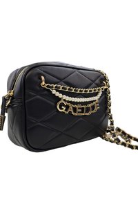 Borsa a tracolla nera trapuntata con dettagli in catena dorata, perle e una placca con il logo. Presenta una forma rettangolare e una chiusura con zip.