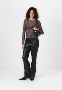 Noisy May NMJUDITH  ciemnoszary