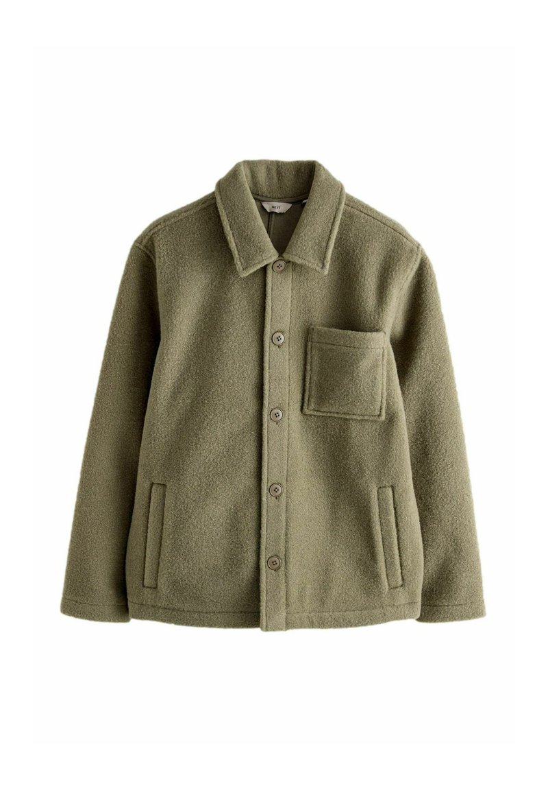 Grøn fleecejakke med krave, knaplukning foran, brystlomme og sidesømme. Blød tekstur, fem brune knapper, minimalistisk design.