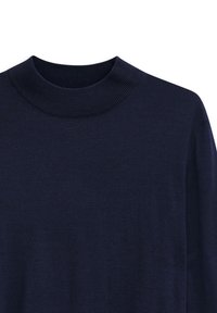 Dunkelblauer Pullover mit hohem, geripptem Ausschnitt und glatter Textur. Der Stoff wirkt leicht und hat ein einfaches, elegantes Design.