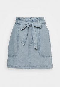 Riflová sukně v světle modré barvě s uvázáním v pase. Má dvě přední kapsy a mírně rozšířený střih. Měkká textura a neformální design.