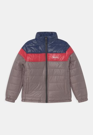 Doudoune avec blocs de couleurs bleu marine, rouge et taupe, fermeture éclair à l'avant, deux poches latérales, poignets élastiques et logo « Bench. » sur la poitrine.