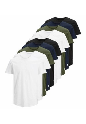 Młody mężczyzna z krótkimi brązowymi włosami, ubrany w prosty biały t-shirt z krótkim rękawem i niebieskie dżinsy, stoi na białym tle.