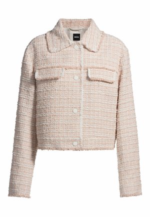 Giubbotto corto rosa chiaro realizzato in tweed testurizzato, con chiusura a bottoni, due tasche frontali e colletto. Sono visibili dettagli in filo bianco.