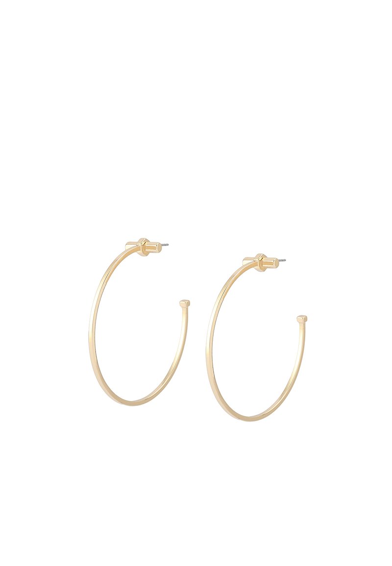 Tunna guldörhängen med stiftfästen, visade sida vid sida på en vit bakgrund.