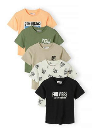 Sæt med fem børne-t-shirts i fersken, grøn, beige, hvid med palmeprint og sort med teksten "FUN VIBES ALL DAY EVERYDAY".