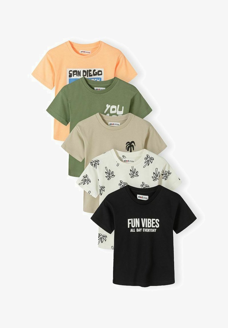 Conjunto de cinco camisetas para niños en durazno, verde, beige, blanco con estampados de palmeras, y negro con el texto "FUN VIBES ALL DAY EVERYDAY".
