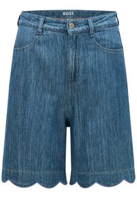 Denimshorts i en medelblå tvätt, med en vågig nederkant, framfickor och en knappstängning med en märkesresår.