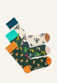 Cuatro pares de calcetines de varios colores: presentan patrones de panda, flamenco y zorro; fabricados con tela suave; los colores variados de los puños incluyen azul marino, rosa y naranja.