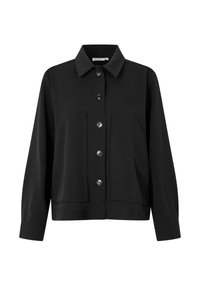Zwarte button-up jas met lange mouwen, kraag en twee grote voorzakken.