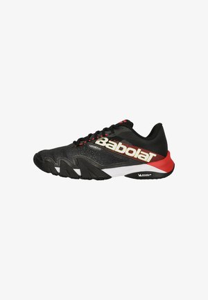 Scarpa da tennis Babolat nera e rossa con suola bianca, grip strutturato e design con lacci, con marchio "Michelin" sulla suola.