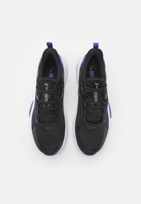 Zwarte mesh sport schoenen met blauwe accenten, gestructureerde oppervlakken, slanke veters en een witte rubberen zool. Opvallende branding op de tong.